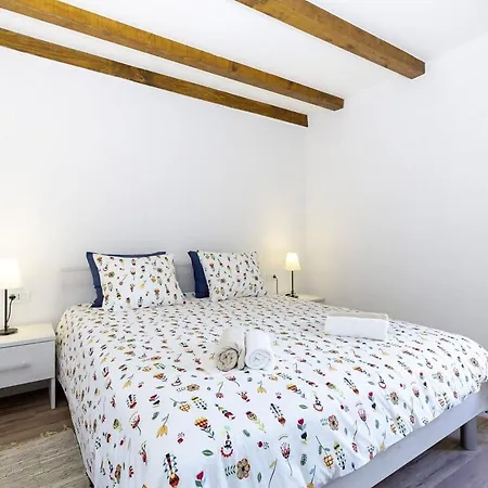 Almar In - Haus Fuer 4 Personen * Rakalj