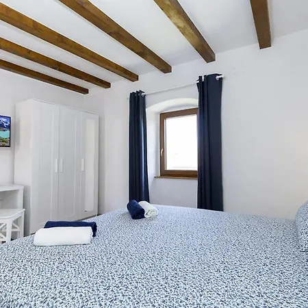 Almar In - Haus Fuer 4 Personen * Rakalj